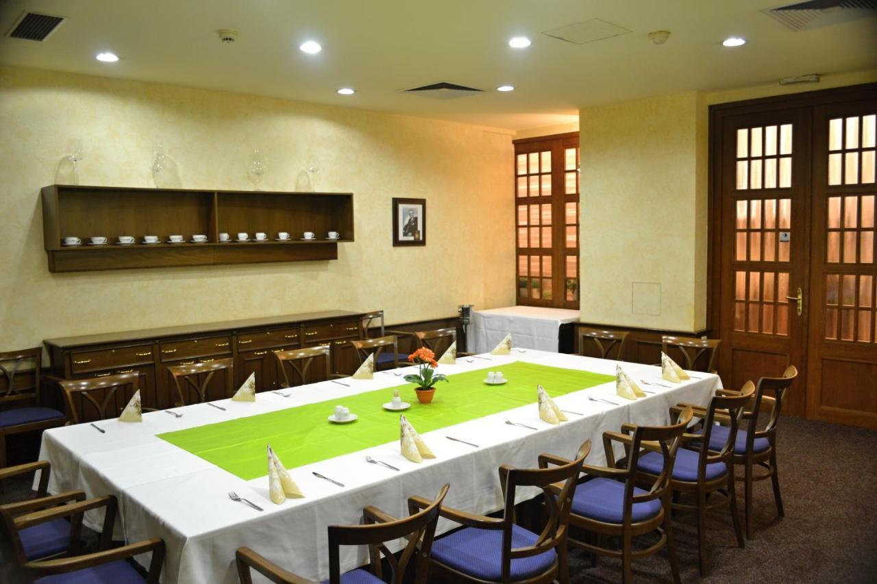 Hostel Masarykova Прага Экстерьер фото